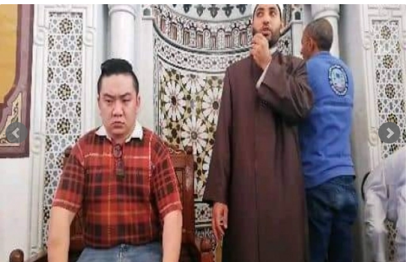 عقب صلاة الجمعة ..  صيني يشهر إسلامه في مسجد الميناء بالغردقة