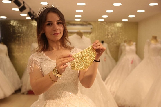 تركيا ..  كمامات مطرزة بالذهب للعرائس – صور