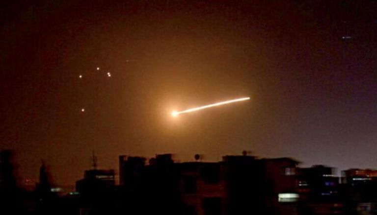 سماع دوي انفجار في محيط دمشق والدفاعات الجوية السورية تتصدى