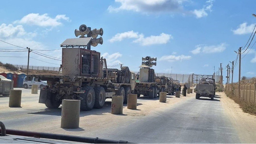 "حرب نفسية" ..  الاحتلال يثبت مكبرات صوت ضخمة في غزة لبث خطاب نتنياهو