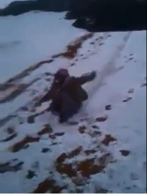 بالفيديو  ..  سعوديون يتزلجون على الثلوج بسباق في الزحف الضاحك