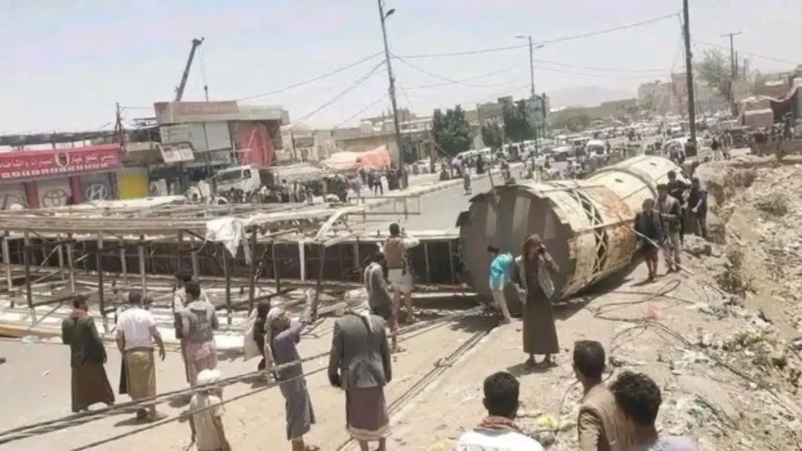اليمن ..  إصابات وتعطل مروري بعد سقوط جسر حديدي في صنعاء 