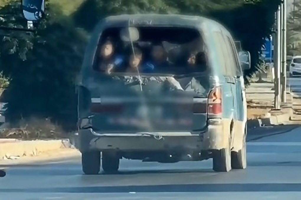 ضبط باص يفتقر لمقومات السلامة ينقل طلبة مدارس بطريقة خطرة 