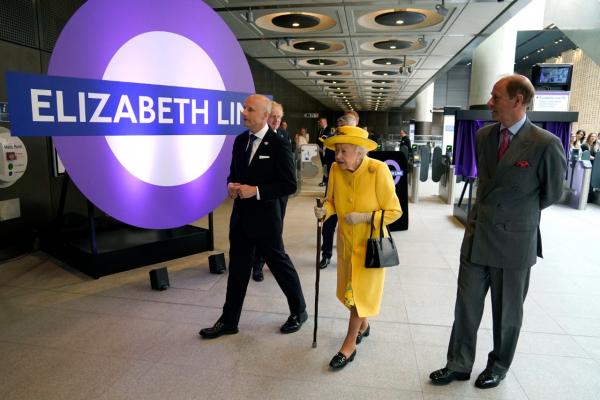 ملكة بريطانيا تفتتح خط قطار باسمها في لندن