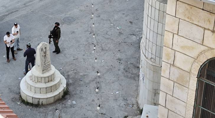 مستوطنون يحطمون صرح الشهداء في قرية "مادما" بنابلس تحت حماية جيش الاحتلال 