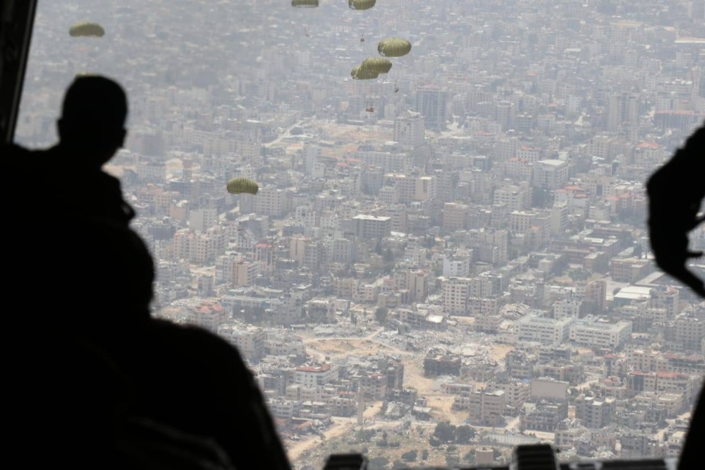 القوات المسلحة الأردنية تنفذ 7 إنزالات جوية شمالي قطاع غزة - صور