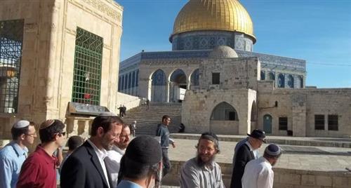 احتجاج فلسطيني على اقتحام عضو الكنيسة لباحات الأقصى