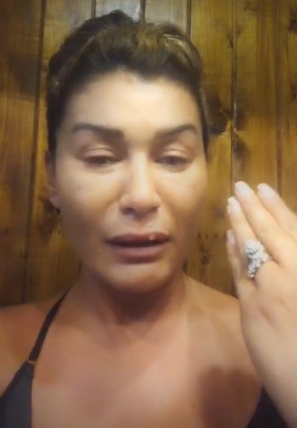 بالفيديو  ..  نادين الراسي في لقطات مؤثرة: "أنا مواطنة معتزلة أطالب بالانتداب من فرنسا أو دبي أو قطر أو أمريكا"
