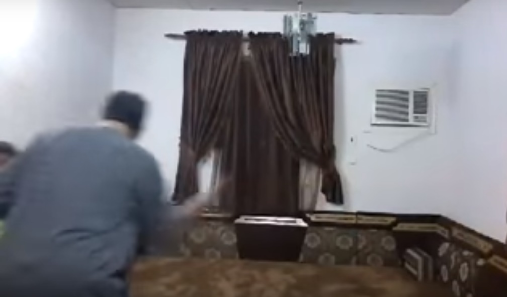بالفيديو  ..  خليجي يقوم بجلد جماعي للاطفال يتصدر التويتر 