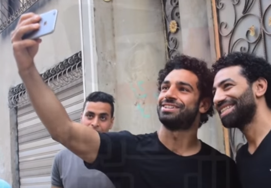بالفيديو .. محمد صلاح يلتقي شبيهه 