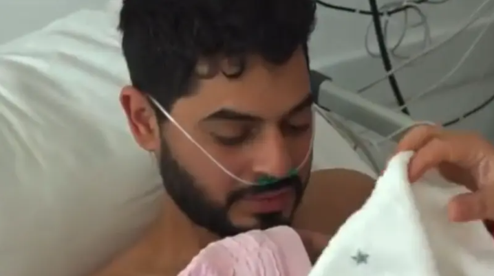 بعد 11 يوماً تحت الركام ..  شاهد تركياً يحضن طفلته لأول مرة