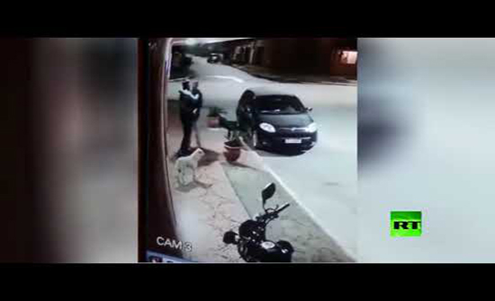بالفيديو : لص يقوم بسرقة شخص في الأرجنتين ويتبين انه صديقه