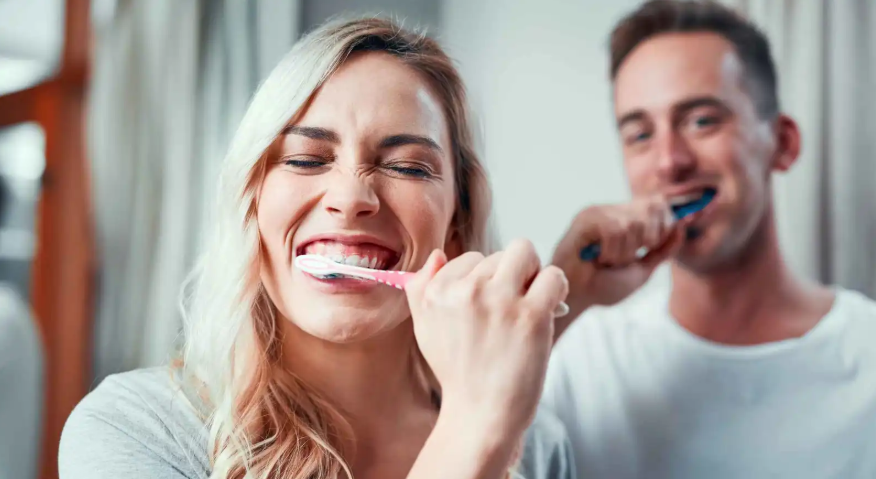 لماذا ينصح بتنظيف الأسنان قبل الإفطار؟