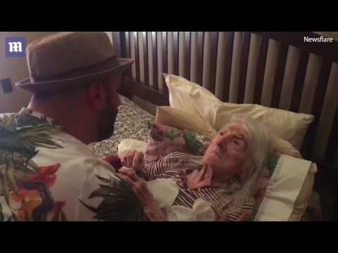 بالفيديو : رجل يفاجئ جدته في ذكرى ميلادها الـ 98 وسط الدموع