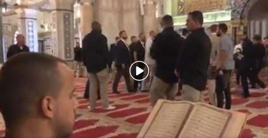 بالفيديو  ..  شاب مقدسي يتلو القرآن على مسامع الأمير "وليام" خلال زيارته للمسجد الأقصى