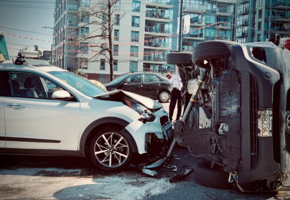 ماذا تفعل إذا انقلبت السيارة على جانبها 