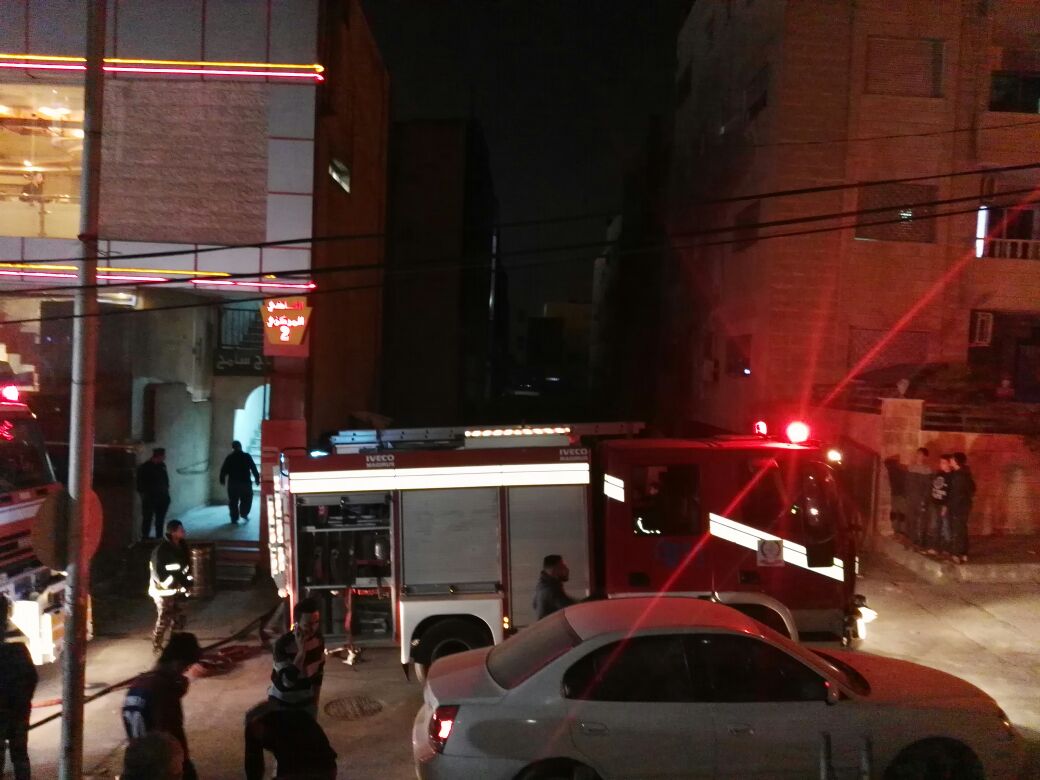 بالصور  .. اخماد حريق في احد المطاعم المشهورة في الزرقاء 