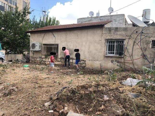 سيدة اردنية مهددة بالطرد من المنزل والدخول الى السجن   ..  فمن يكفيها شره وشر ظلمته