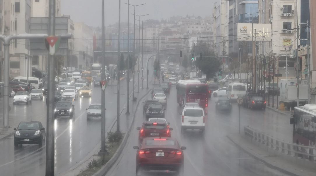 زخات مطرية غزيرة أحيانا مصحوبة بالرعد وتحذيرات من تدني مدى الرؤية الأفقية