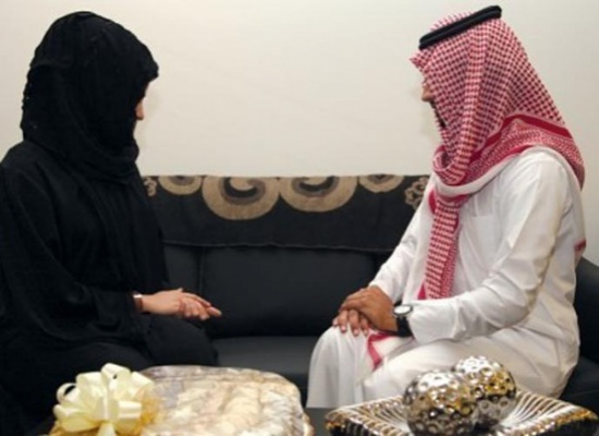سعودي ذهب لطلب يد فتاة لابنه فتزوج بدلا منه