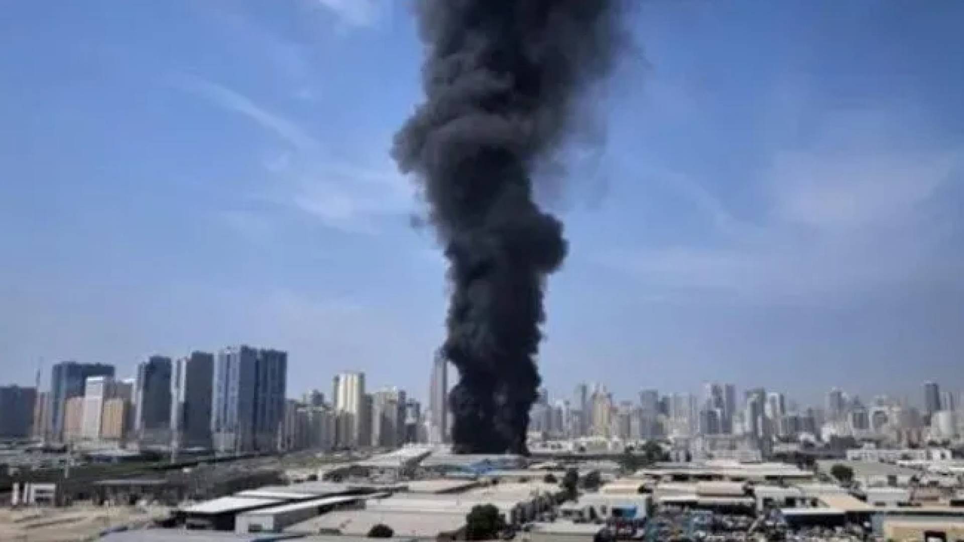 دفاع مدني الشارقة يسيطر على حريق في منشأة لصهاريج البترول بمنطقة الصجعة