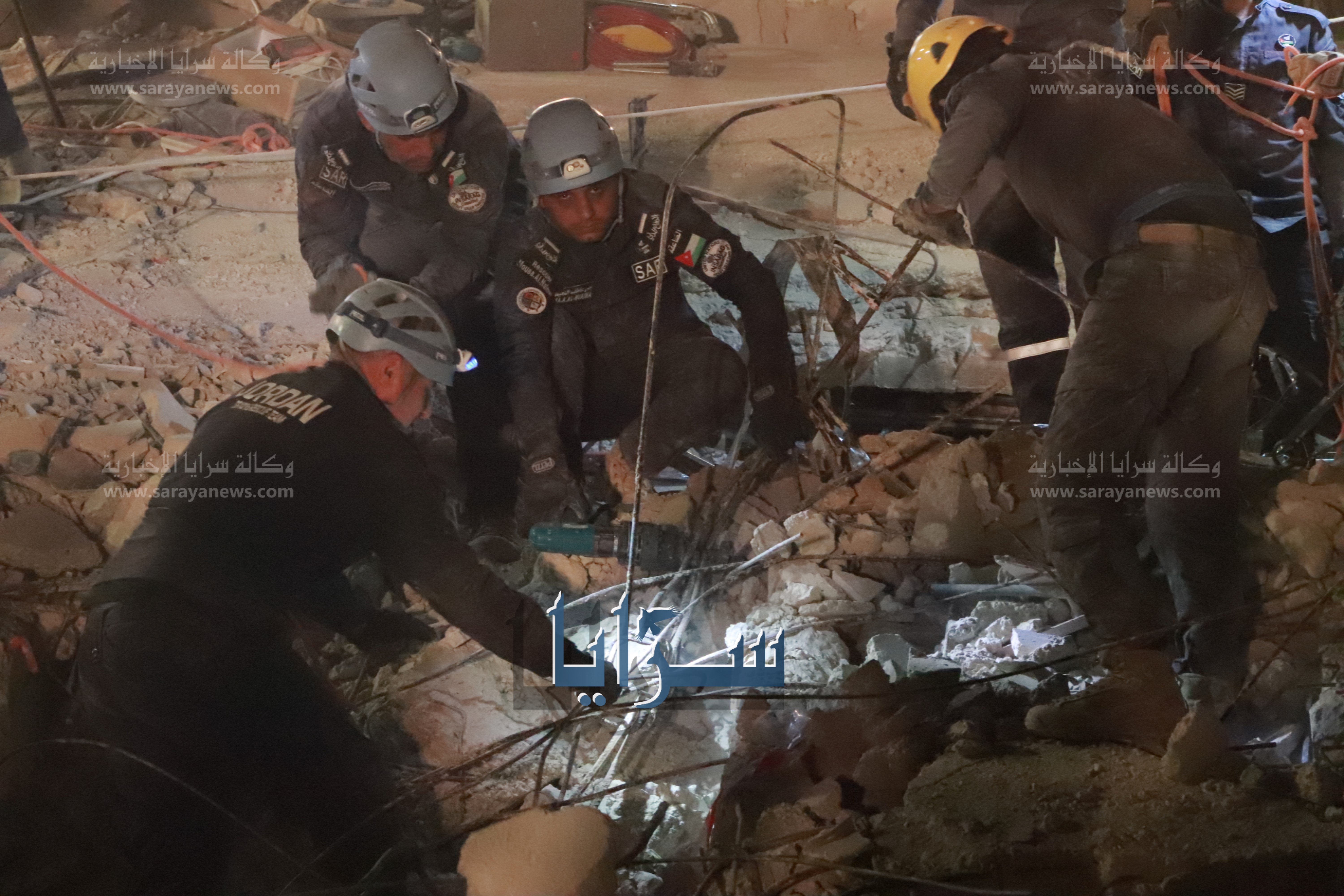 فريق الإنقاذ يروي كيفية اخراج احياء من تحت الأنقاض في "عمارة اللويبدة"