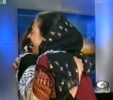  فيديو أبكى كل من شاهده  ..  لحظة لقاء أم فلسطينية و أبنتها بعد فراق دام (22) عاماً بسبب الإحتلال