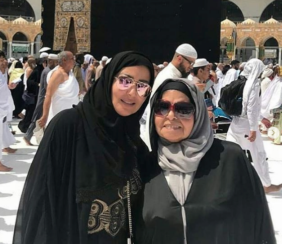 سمية الخشاب تؤدي مناسك العمرة برفقة والدتها