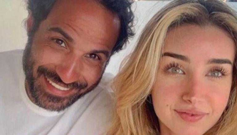 أحمد فهمي يحتفل بوالدته وزوجته والكلبة بيوم المرأة العالمي