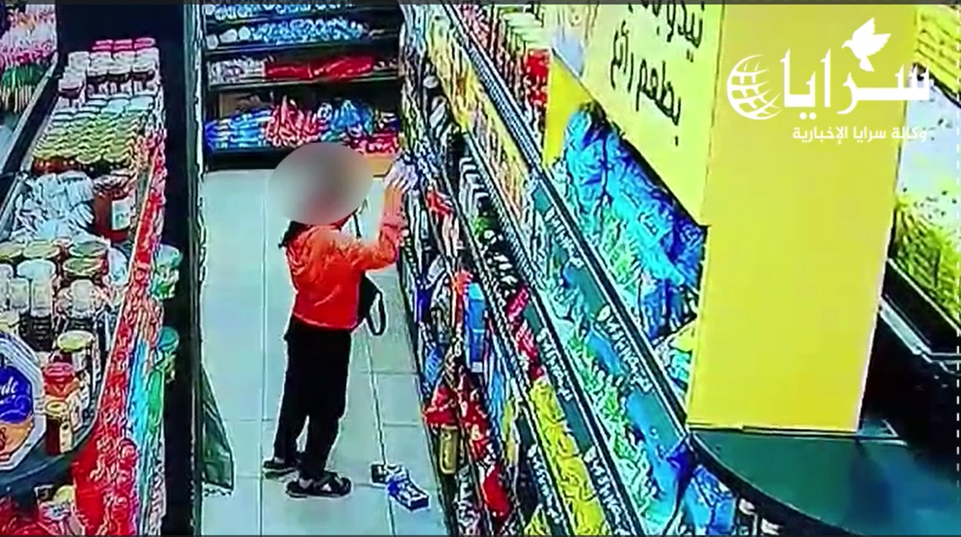 "مكسرات وأدوات منزلية" ..   فتيات يسرقن "سوبر ماركت" في إربد بطريقة غريبة  - فيديو 