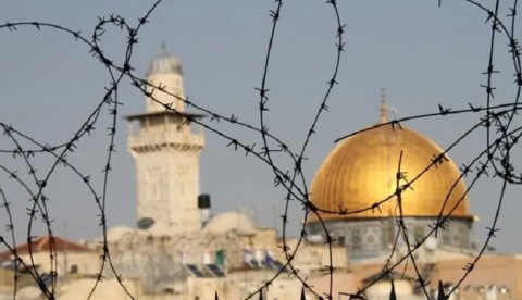 لأول مرة منذ 1967 ..  (إسرائيل) تثبّت أسلاكا شائكة عند سور محاذ للمسجد الأقصى في سابقة خطيرة