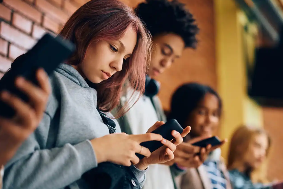 فرنسا تقترب من حظر وسائل التواصل لمن هم دون 15 عامًا 
