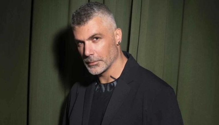 أمي قديسة ومستعد أذبح أولادي من أجلها ..  تصريحات صادمة لفارس كرم