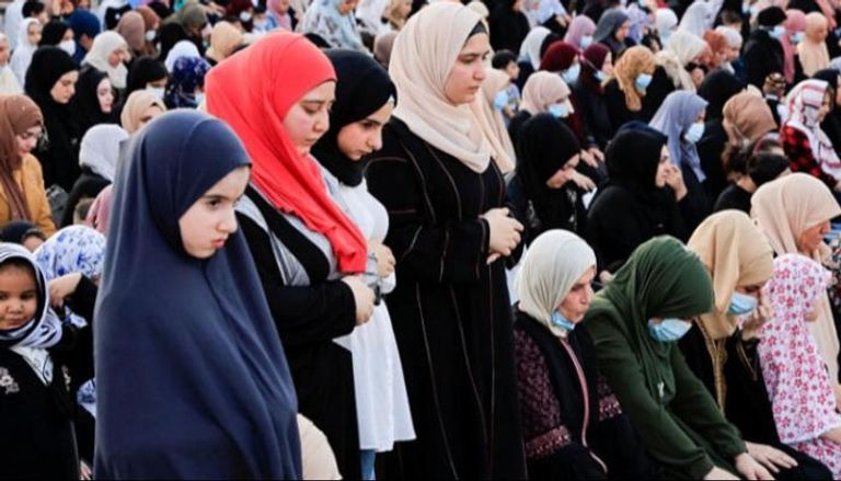 ما حكم صلاة العيد للنساء؟ 3 آراء مختلفة