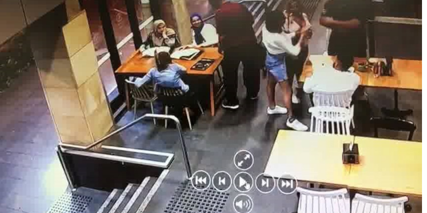 بالفيديو :الاعتداء على سيدة محجبة حامل في أحد مقاهي سدني 