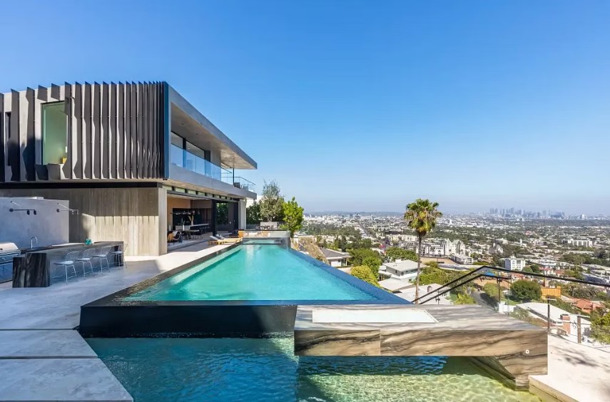 فاز بملياري دولار فاشترى قصرًا في "هوليوود هيلز" بـ 25 مليونًا
