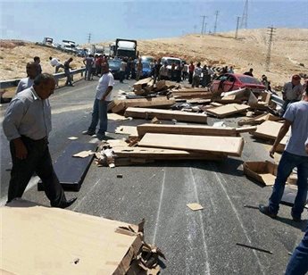 4 إصابات في حادث سير على طريق الخان الأحمر شرق القدس