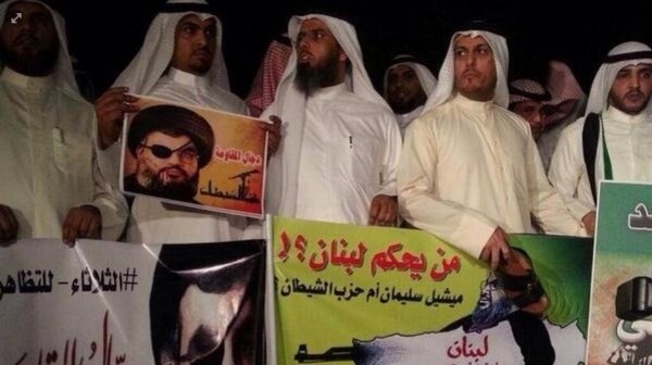 بالفيديو  ..  كويتيون يحرقون صور نصر الله ويقاطعون البضائع الإيرانية
