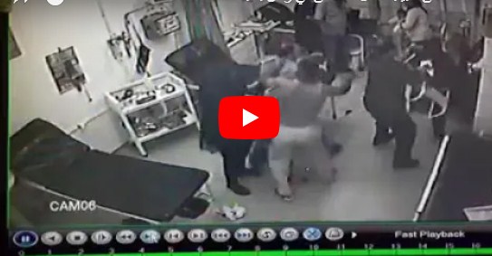 بالفيديو  ..  مطرب مشهور يعتدي بالضرب المبرح على طبيب بغرفة الطوارىء