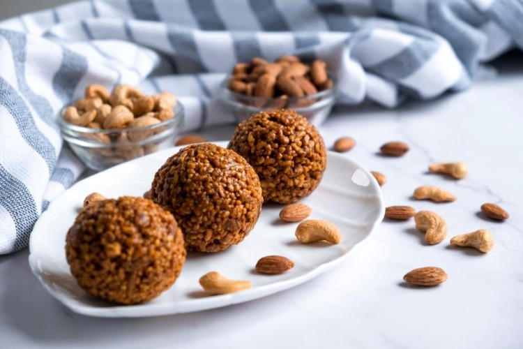 كرات اللوتس الذهبية بالشعيرية