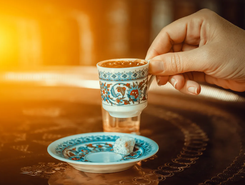 الاستهلاك اليومي للكافيين يعيد تشكيل طريقة عمل الدماغ ..  دراسات تكشف تأثيره