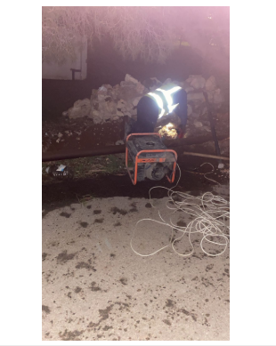 " تريلا"  تتسبب بقطع اسلاك أعمدة إنارة في شارع الحصن .. وتغرقه في الظلام 