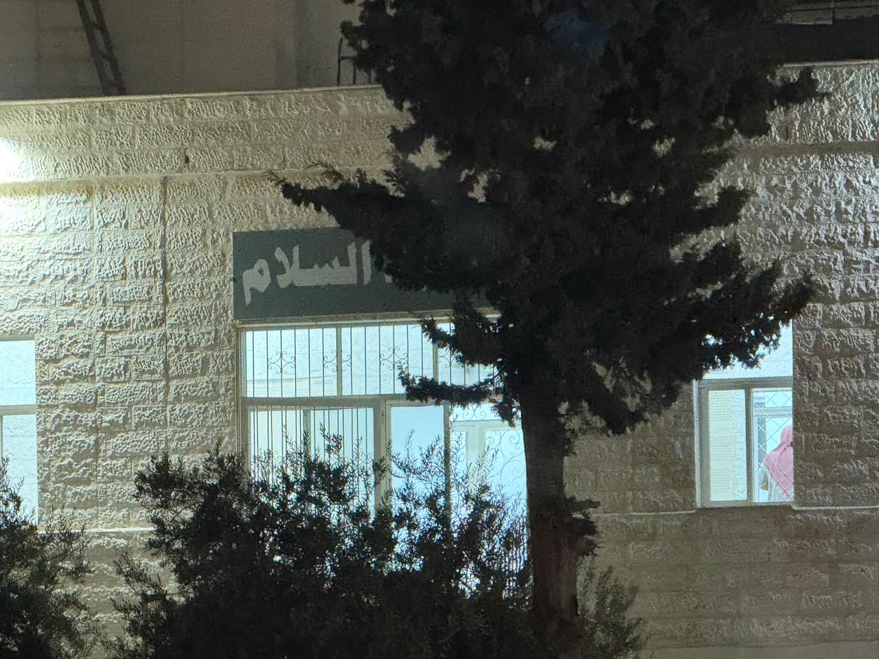 مطالبات بتدخل عاجل من وزير الأشغال: خطر مروري يهدد أهالي حي مسجد السلام على طريق البحر الميت  ..  فيديو  