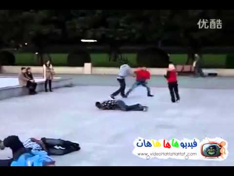 بالفيديو  ..  جدع  ..  يضرب 4 رجال دفاعا عن زوجته