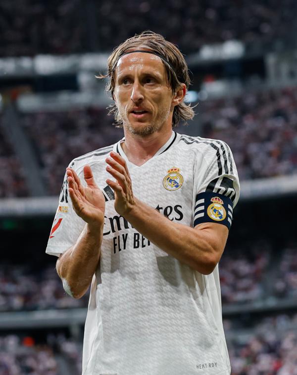 دموع البرنابيو… مودريتش يودع ريال مدريد في مشهد تاريخي
