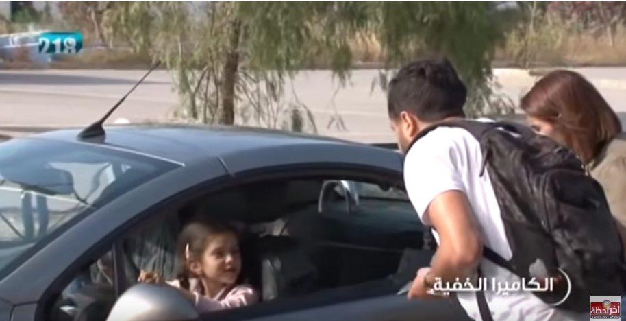 كاميرا خفية : طفلة تقود السيارة