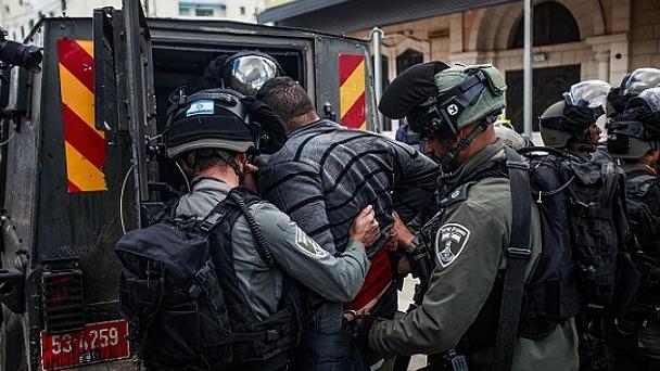 رام الله: الاحتلال يعتقل خمسة شبان من عبوين وسلواد ويهدم نصباً تذكارياً