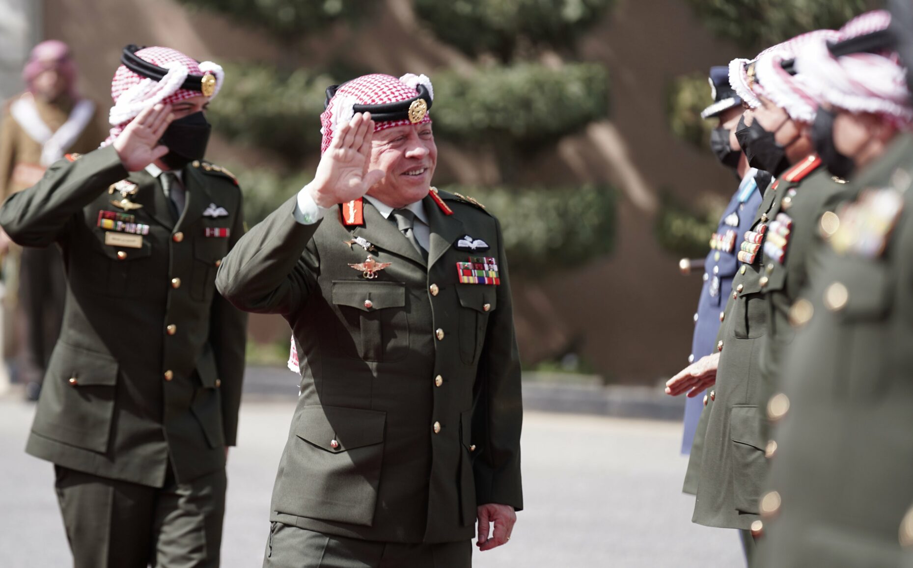 الملك يزور القيادة العامة للقوات المسلحة  ..  صور 