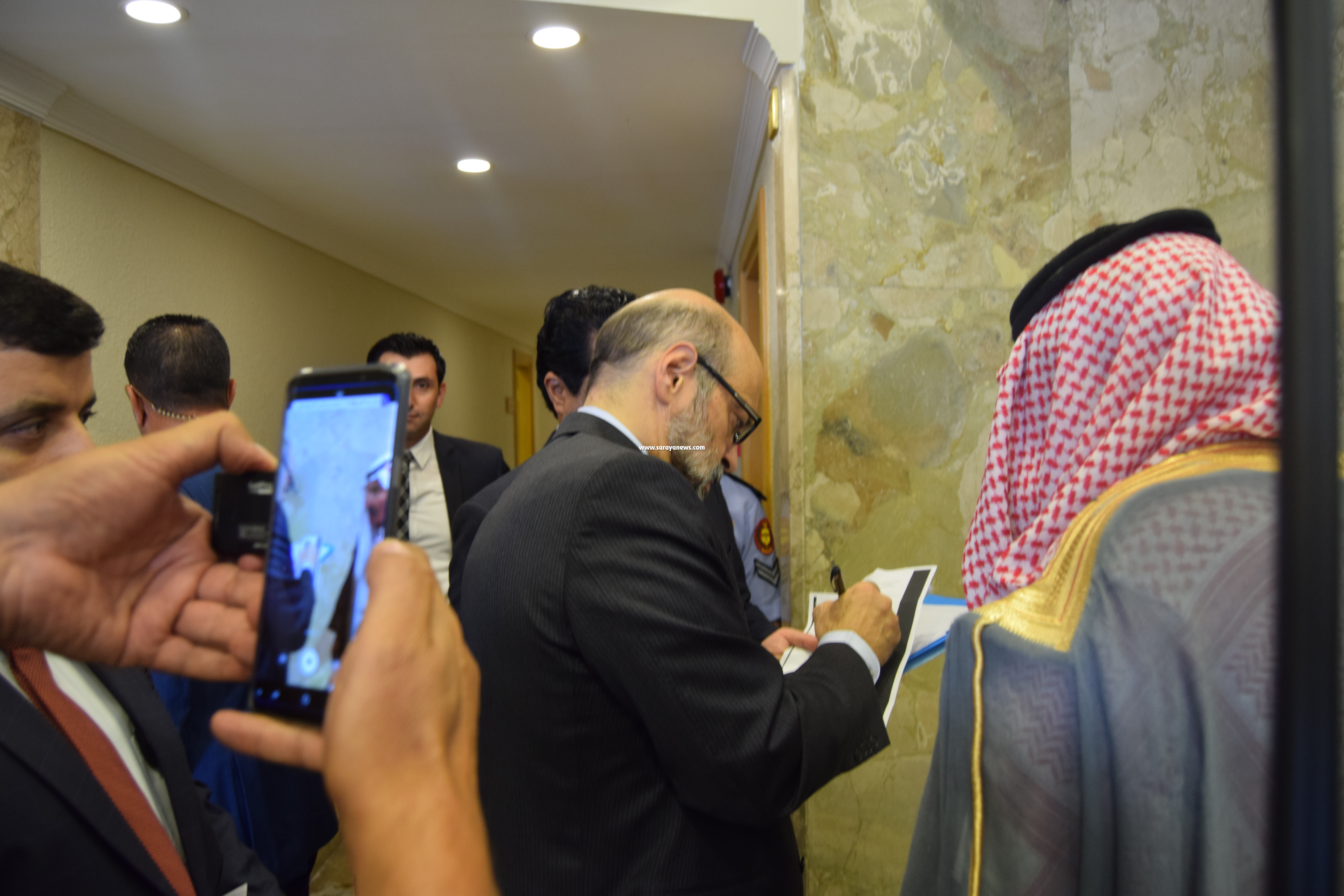بالفيديو : كركي للرزاز بعد ان استجاب لطلبه  : انت شارب حليب اردني ١٠٠٪‏  ..  وأبوك خدم البلد قبلك