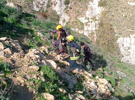 إنقاذ شخصان عَلِقَا بمنتصف مقطع صخري بارتفاع 500م وآخر سقط داخل بئر بعمق 5 أمتار بمحافظة اربد - صور 